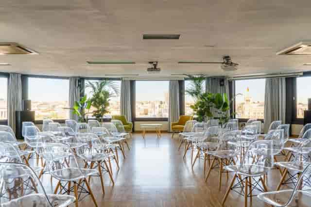 Valle-Inclán event space with acrylic chairs, ideal for presentations and workshops.