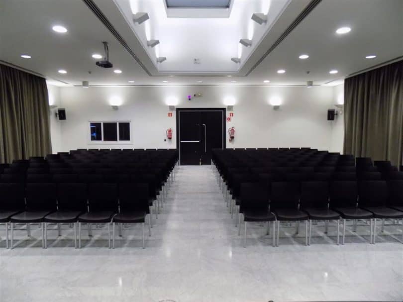 Valle-Inclán meeting space with black chairs, ideal for presentations and workshops.