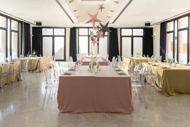 Elegant event space with pastel linens and floral centerpieces at Circulo De Bellas Artes.