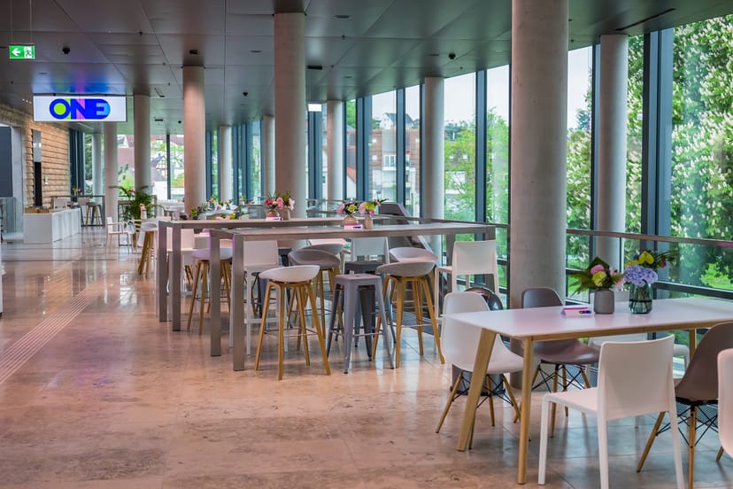 Modern event space in Vilco with natural light, ideal for corporate gatherings.