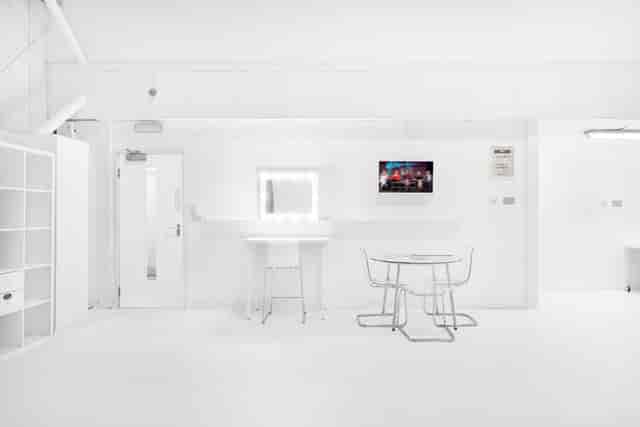 Sleek all-white meeting space at S2 Royal Arsenal for modern events and brainstorming.