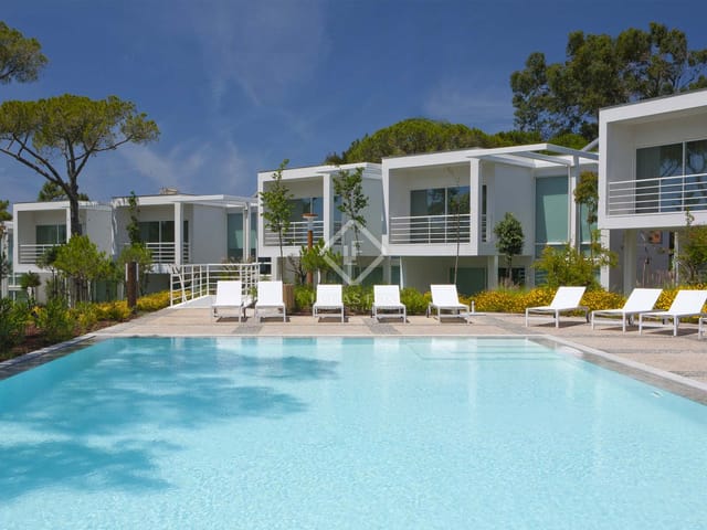Modern event space at Quinta Da Marinha Hotel with inviting pool, ideal for meetings.