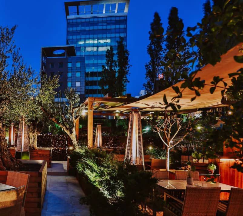 Floriana II rooftop venue in Lisbon featuring ambient lighting for evening networking events.