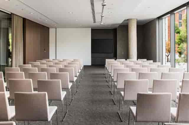 Modern meeting space at Hotel Sofia Barcelona, perfect for workshops and presentations.