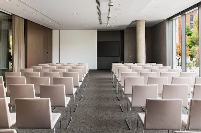 Modern meeting space at Hotel Sofia Barcelona, perfect for workshops and presentations.