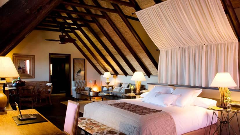 Luxurious hotel room in Asia Gardens, Shanghai; ideal for retreats and meetings.
