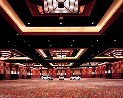 Grand Ballroom at Embassy Suites Houston: elegant venue for corporate events and exhibitions.