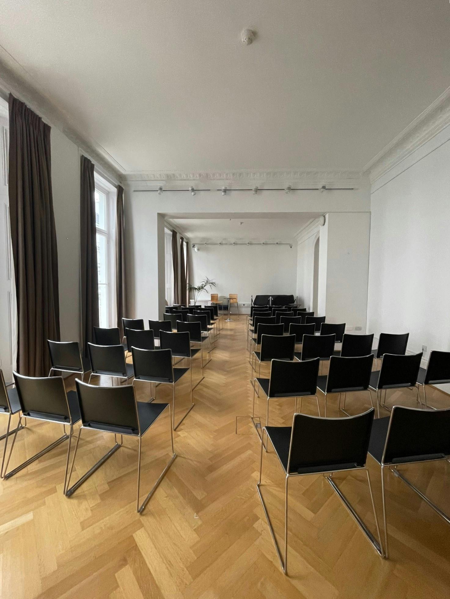Versatile meeting space with black chairs at Institut français du Royaume-Uni for events.