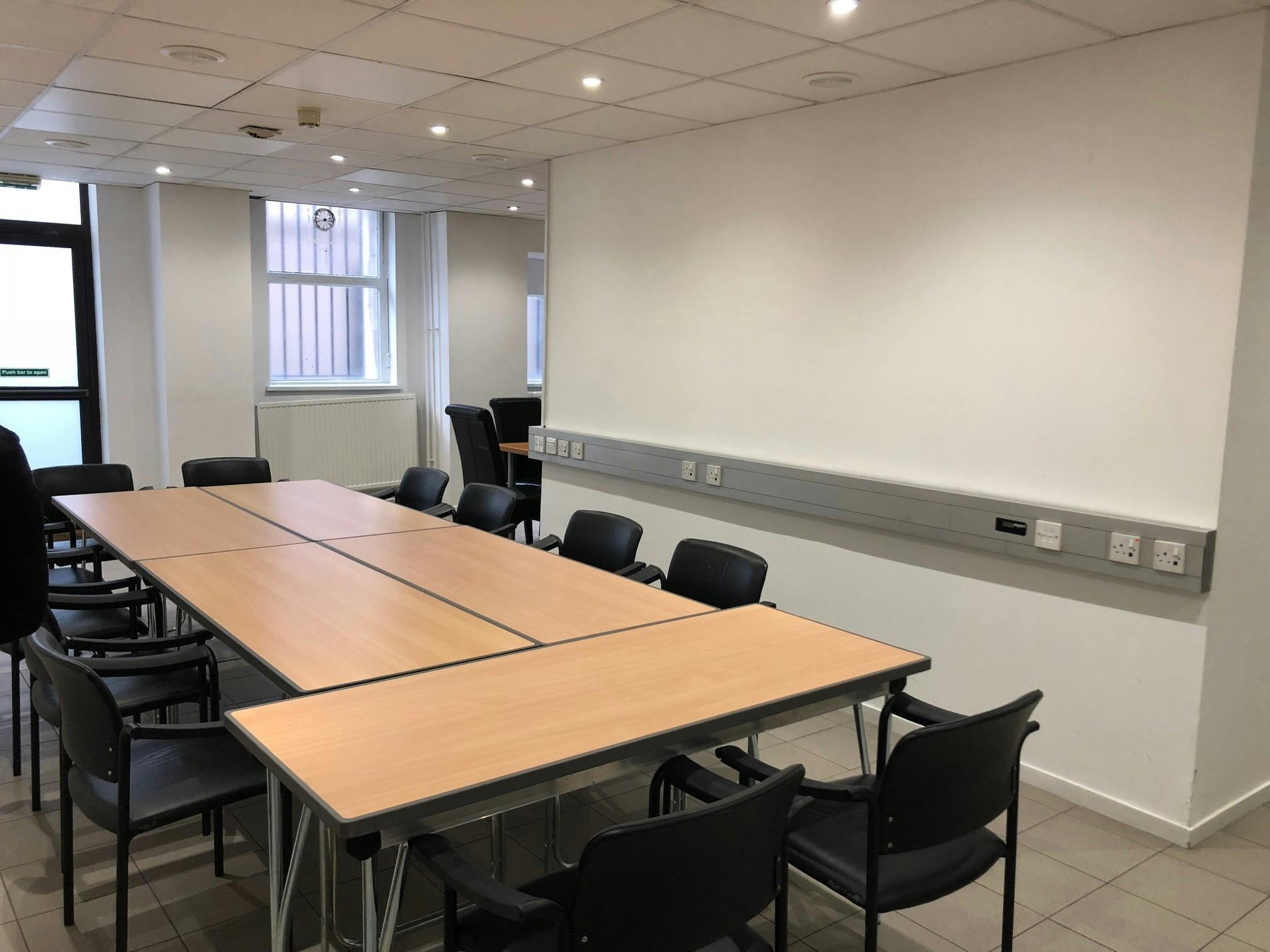 Versatile meeting space with large table, ideal for workshops and team discussions.