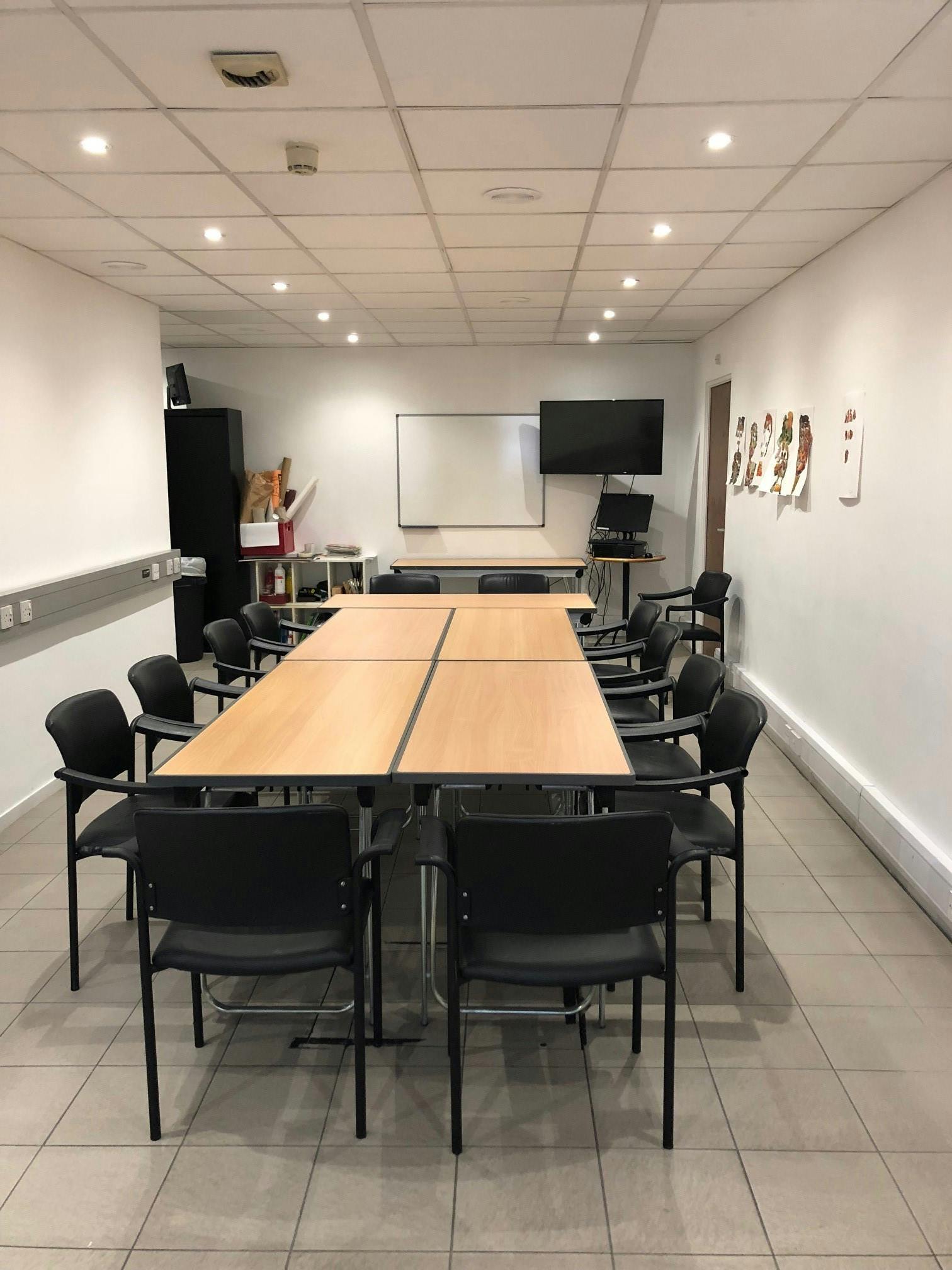 Meeting room at Institut français du Royaume-Uni with rectangular table for collaborative events.