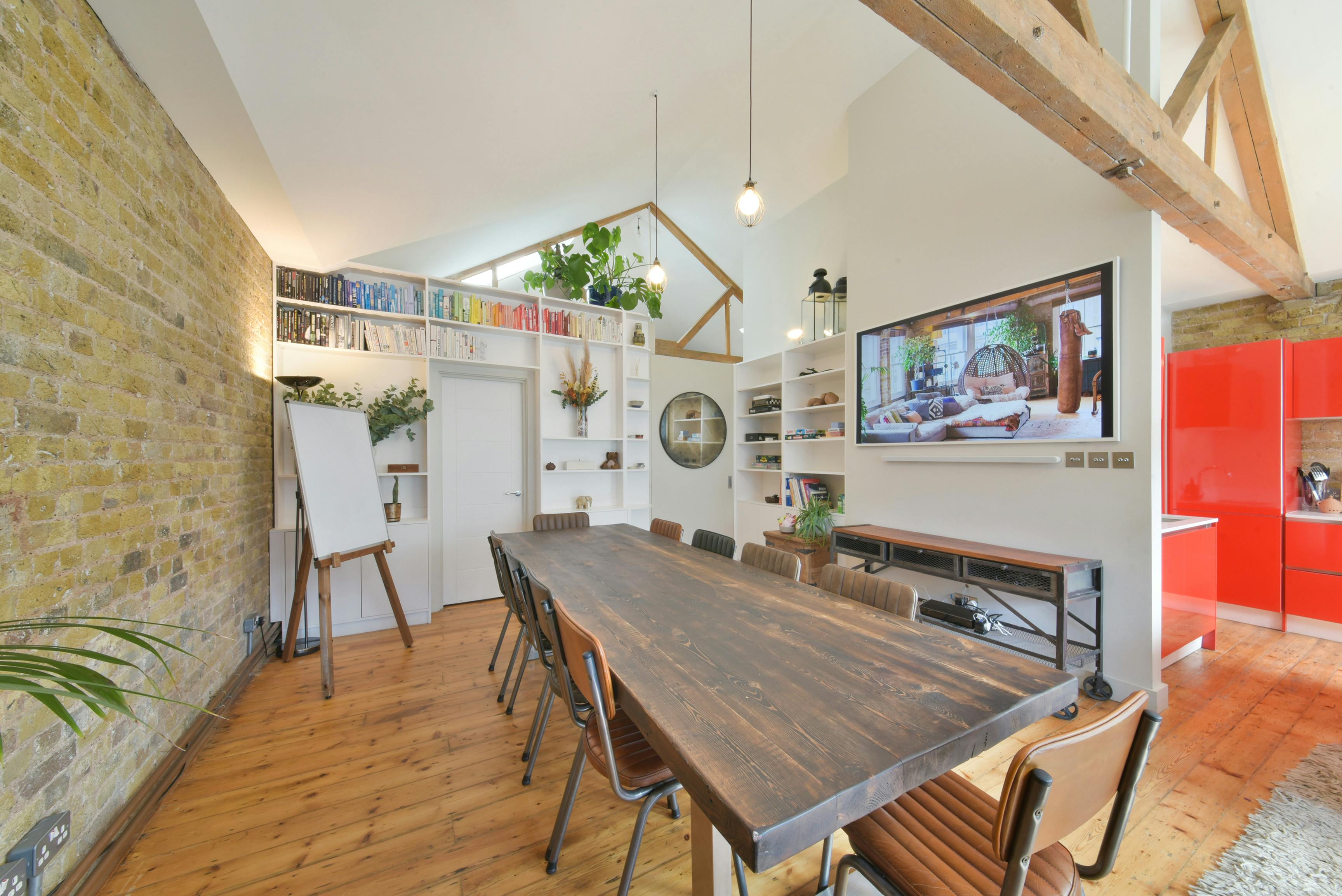 Modern meeting space with wooden table, ideal for workshops and brainstorming sessions.