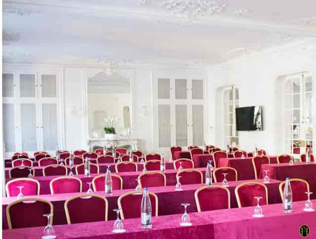 Elegant meeting room with burgundy decor, perfect for conferences and workshops.