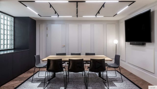 Modern meeting room at La Fabrique & Le Lab, ideal for presentations and brainstorming.