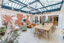 Bright meeting space with communal table, ideal for creative sessions and collaboration.