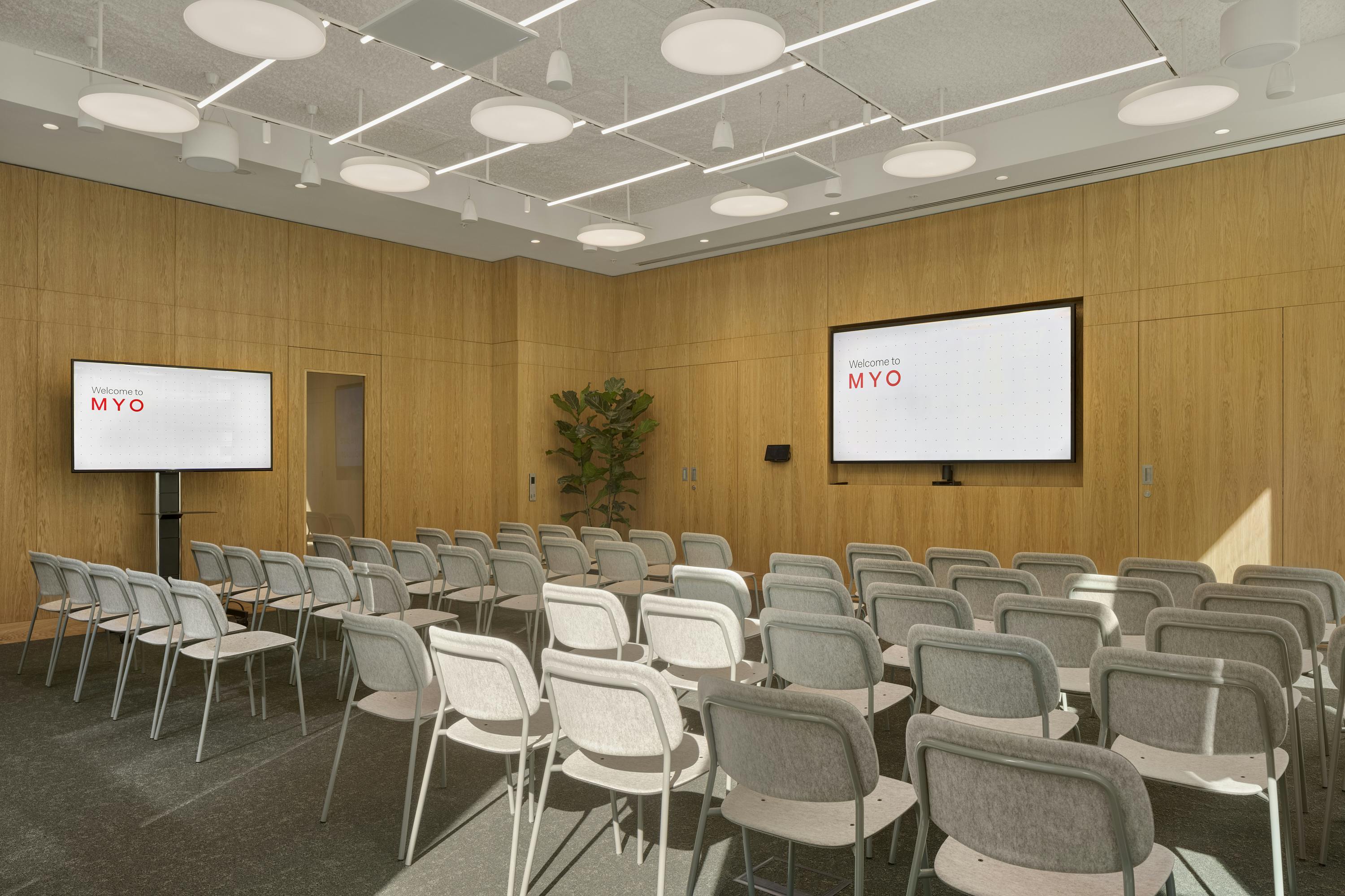 Modern meeting room with wooden paneling for workshops and corporate events.