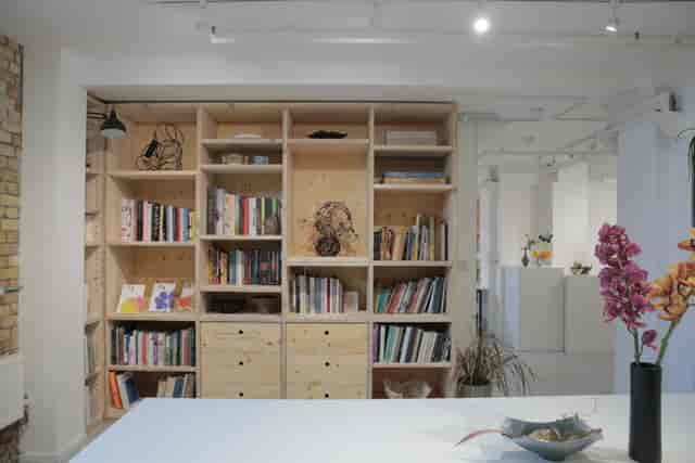 Modern meeting space at Ensō London with open shelving and inviting decor.