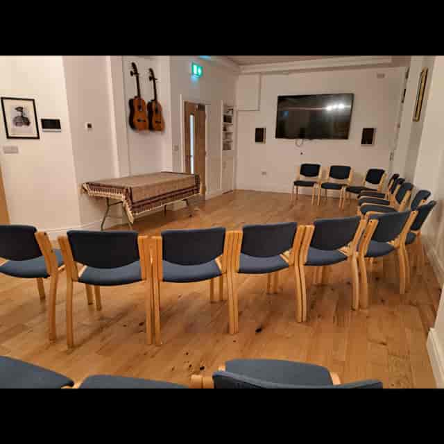 Hackney Room in Windsor Hub, Belfast: versatile meeting space with circular seating for workshops.