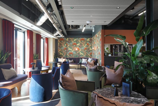 Modern meeting space with vibrant decor for corporate events and creative workshops.