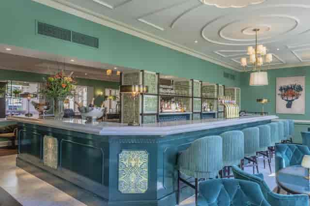 Stylish lounge bar with plush seating, perfect for networking events and cocktail receptions.