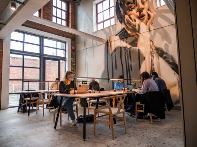 Modern conference room with mural, ideal for workshops and brainstorming sessions.