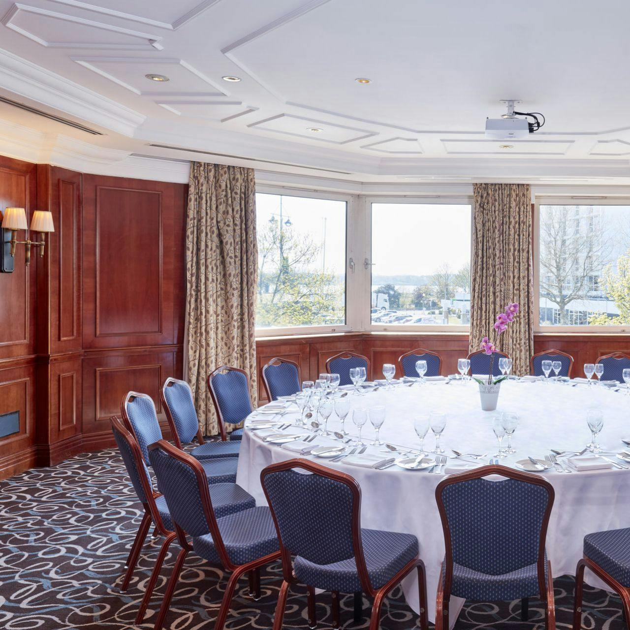 Elegant meeting room with round table, perfect for corporate events and banquets.