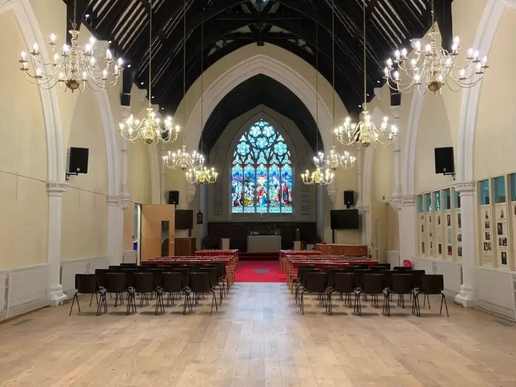 Spacious Upper Hall with chandeliers, ideal for conferences and ceremonies.