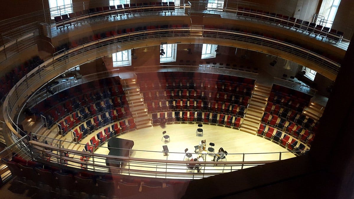 Modern concert hall with circular seating, ideal for workshops and panel discussions.