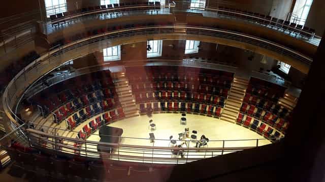 Modern concert hall with circular seating, ideal for workshops and panel discussions.