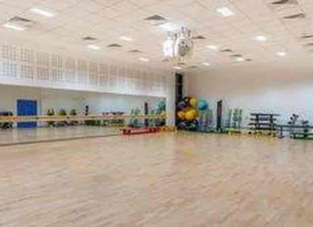 Sports Hall in Mile End Park: vibrant fitness space for yoga and dance classes.