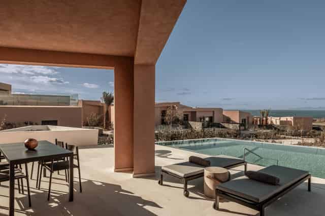 Wrap around sun and pool deck terrace