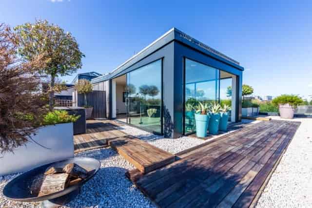Wrap around sun and pool deck terrace