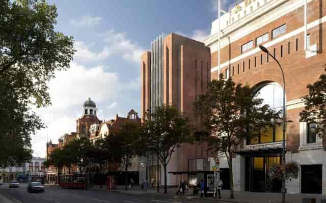 Debating Chamber in Dao by Dorsett North London, modern venue for conferences and events.