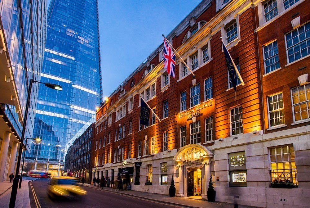 Quarter Bar & Lounge at London Bridge Hotel, elegant venue for corporate events. - Banner