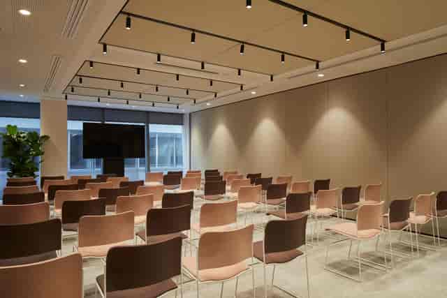 Modern meeting space with sleek chairs, ideal for workshops and corporate events.
