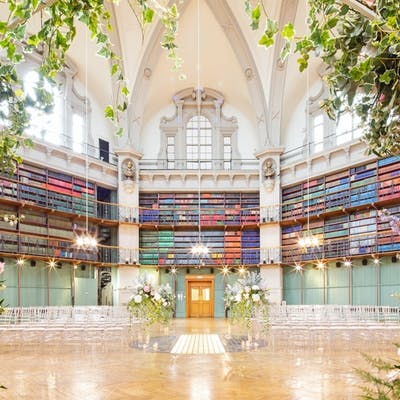 Elegant Octagon event space with high ceilings, ideal for weddings and meetings.