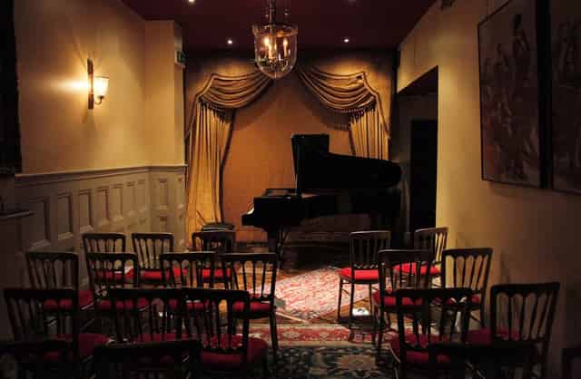 Intimate Rooms