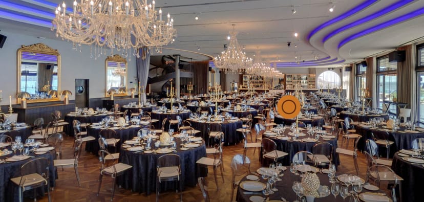 Elegant banquet hall in SUD Lisboa with chandeliers, perfect for upscale events.