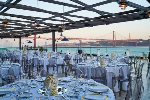 Outdoor dining area at Lisboa Hall, featuring elegant tables for upscale events.