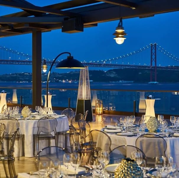 Elegant Lisboa Hall venue with clear chairs, perfect for corporate dinners and social events.