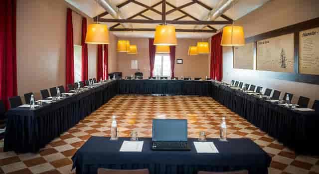 Exclusive Use meeting room with U-shaped seating for collaborative sessions at Restaurante Inevitável.