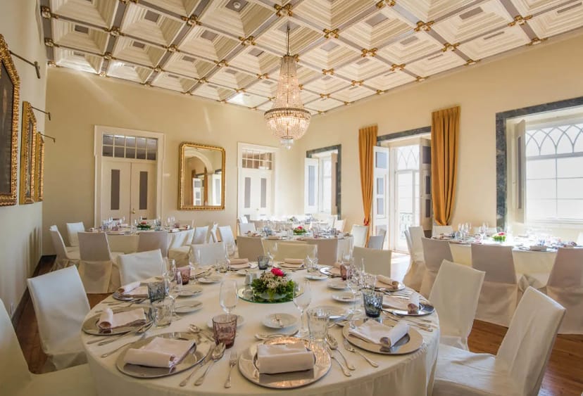 Elegant banquet room with chandelier, perfect for weddings and corporate events.