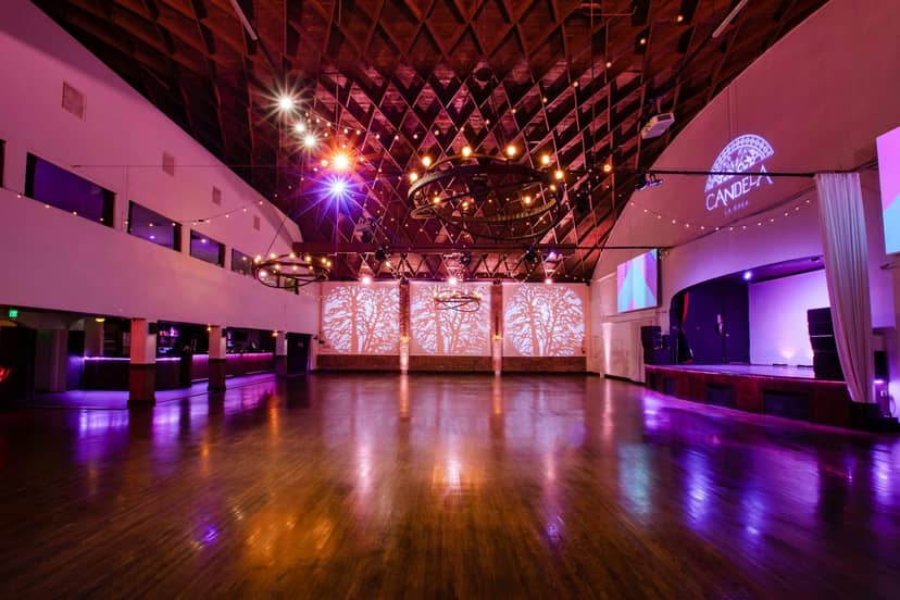 Spacious modern event venue with elegant lighting in Candela La Brea for corporate events.