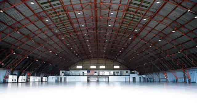 Spacious industrial venue with high ceilings for trade shows and corporate events.