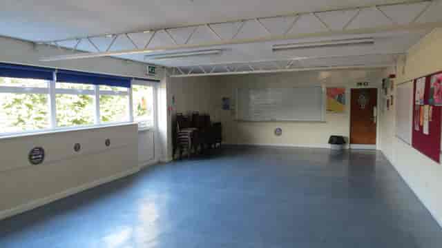 Versatile meeting room with natural light, ideal for workshops and gatherings.