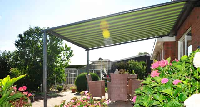 große Terrasse mit Pergola