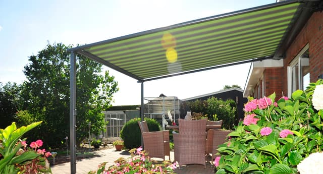große Terrasse mit Pergola