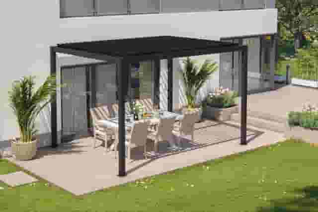große Terrasse mit Pergola
