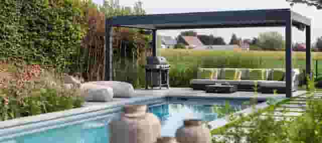 große Terrasse mit Pergola