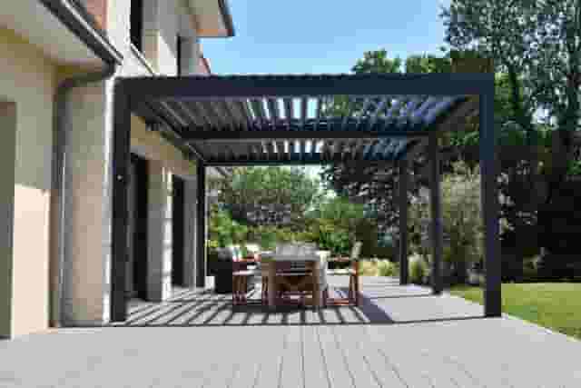 große Terrasse mit Pergola