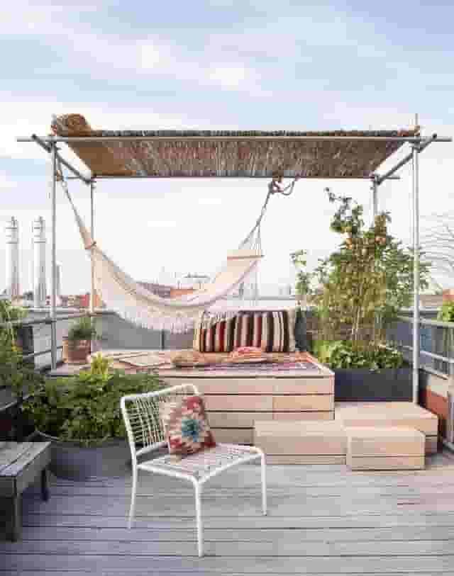große Terrasse mit Pergola